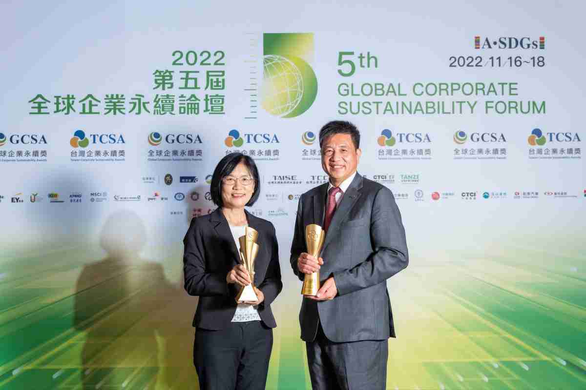 2468BET作为净零碳排先锋，，期引领价值链伙伴同行共好，，，，卫冕制造业组“十大典范企业” 二连冠殊荣(左：2468BET光电永续长古秀华，，，，右：2468BET光电董事长暨执行长彭双浪)