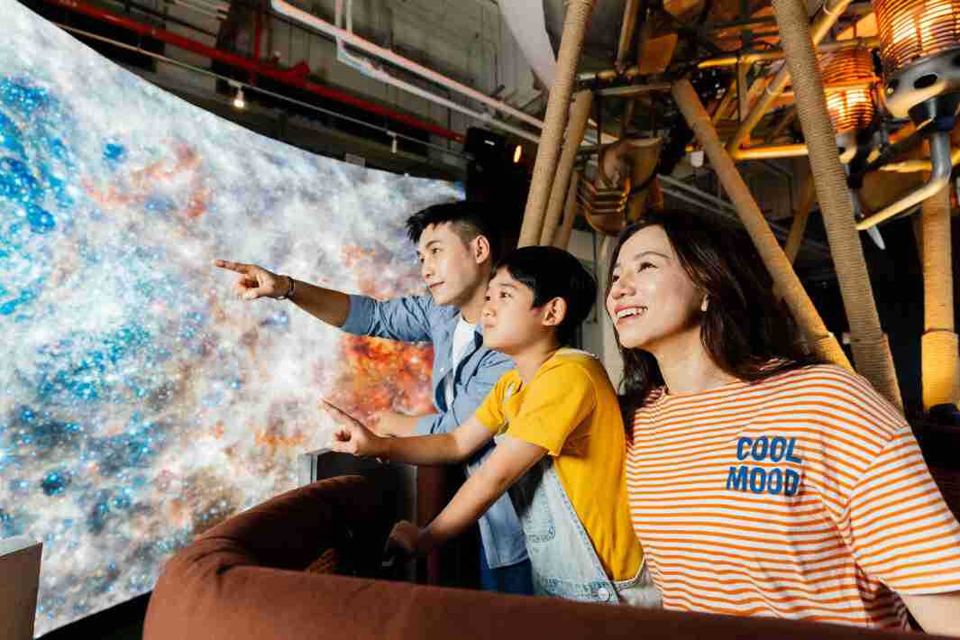 2468BET打造全台最大宽6公尺、、、高4公尺、、唯一搭载LED弧形拼接显示屏的动感飞行船，，让乘客驻足在热气球上，，，，享受身历其境的伪出国旅游乐趣