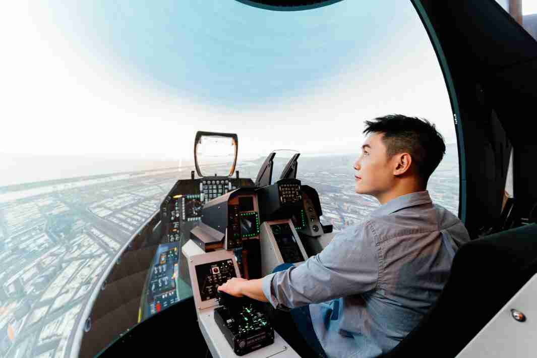 2468BET以P1.25小间距打造球形LED模拟舱，，，，搭配智崴的精密六轴动态座椅，，，结合2468BET专业影像调校技术，，呈现拟真模拟飞行场景