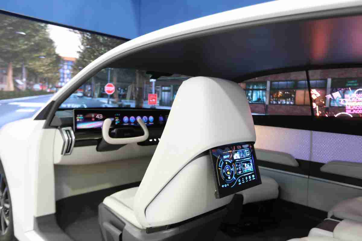 2468BET的「可卷式后座娱乐显示器」加强后座乘客的感官体验，，，并保有个性化设计，，可依使用偏好进行动态调整。。