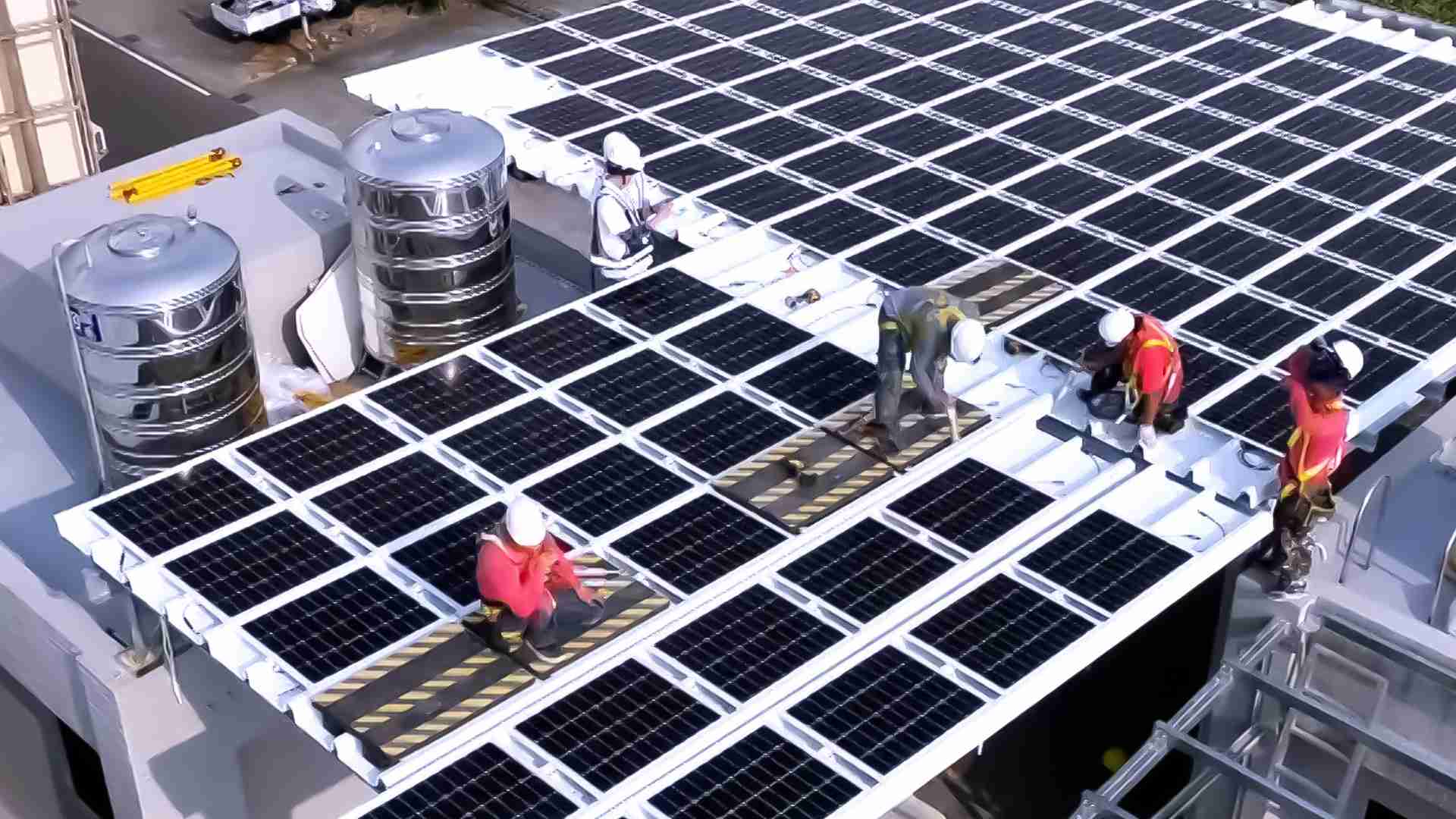 2468BET着力于替代能源之技术研发，，，如光电浪板的相关制程、、、、设备与产品，，其中所开发之光电整合型浪板，，减少传统金属支架安装，，，更提升耐候度，，，可广泛运用于多元场域，，并辅助建筑达到净零碳排目标