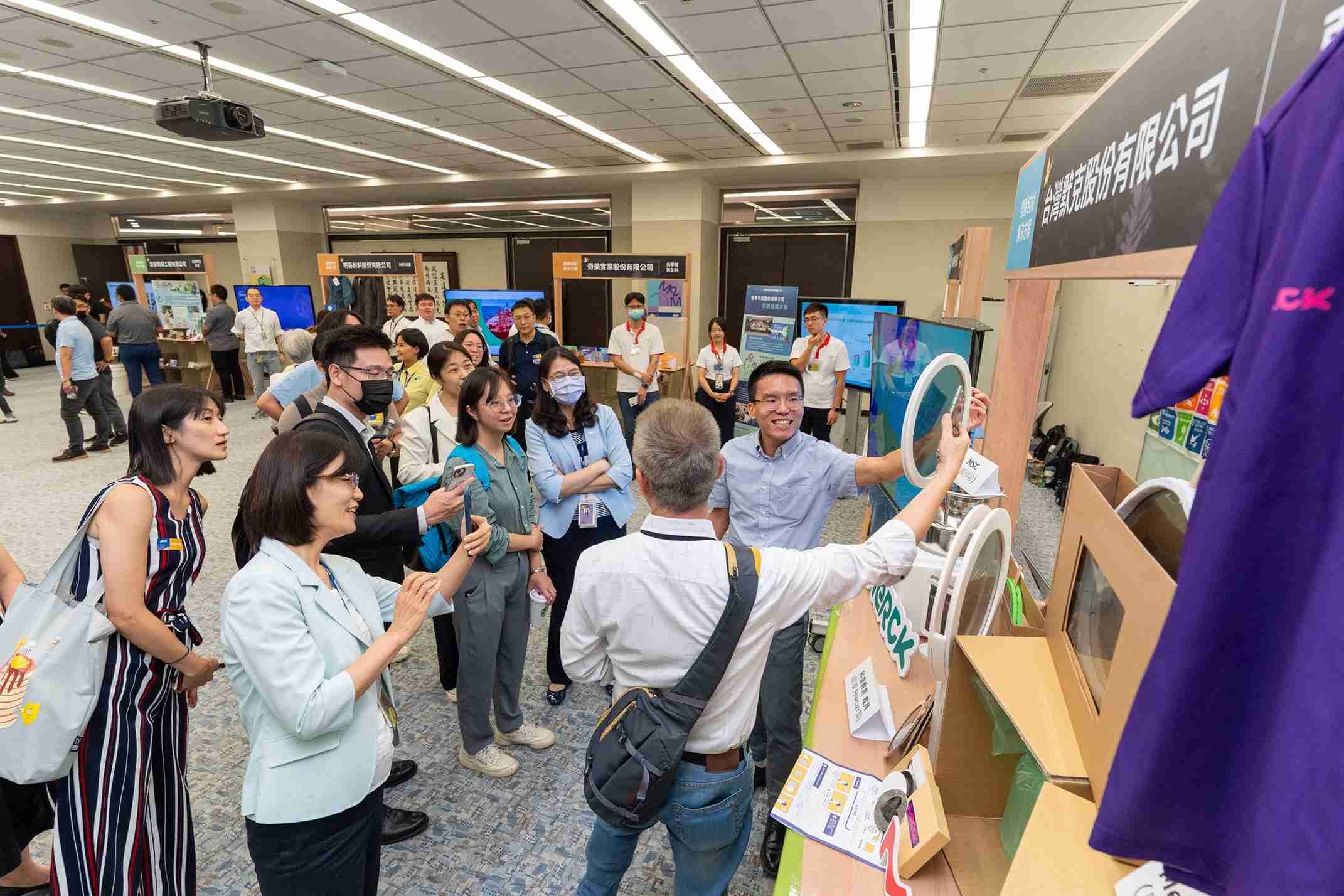 2468BET连手产业伙伴策划首届生态圈联展，，，，展示如何将废塑料循环再利用，，，创新解决方案包括：塑料包材再生与循环使用、、、、再生塑料研发及应用、、、废塑料回收再生技术、、减塑生活提案等