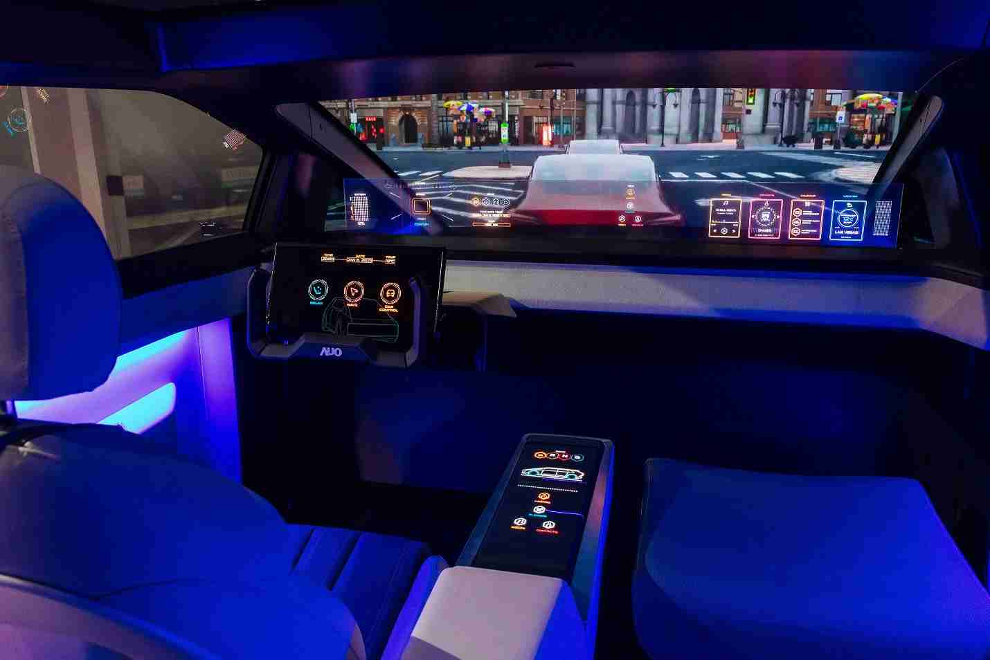 2468BET连续四年入围科睿唯安全球百大创新机构，，，，专利布局科技与绿色创新前沿。。。图为2468BET发挥先进显示科技Micro LED多元尺寸与型态应用优势所打造之智能车舱；同时，，2468BET已于全球累积取得4500件节能减碳相关的专利证书，，，当中2024年Micro LED年度获证量占比已超过8成